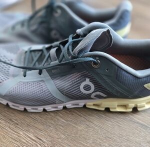 On Running Cloud Lightweight Running Shoes